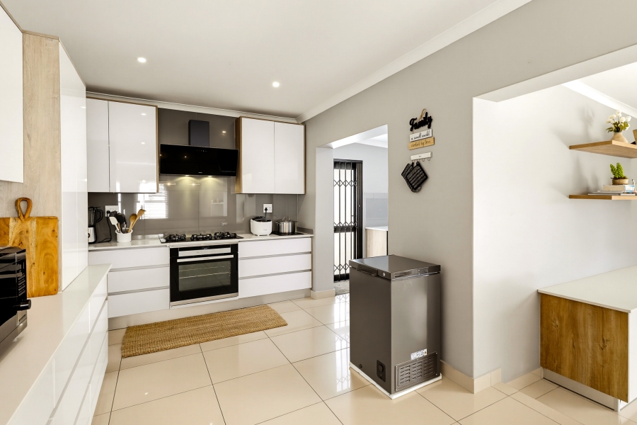 4 Bedroom Property for Sale in Pearl Marina Western Cape